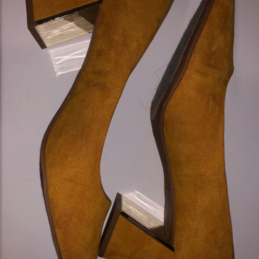 Jones New York Size ten mustard yellow heel.